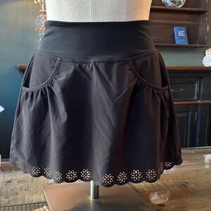 Women's blk athletic sqort with Scalloped Hem ✨